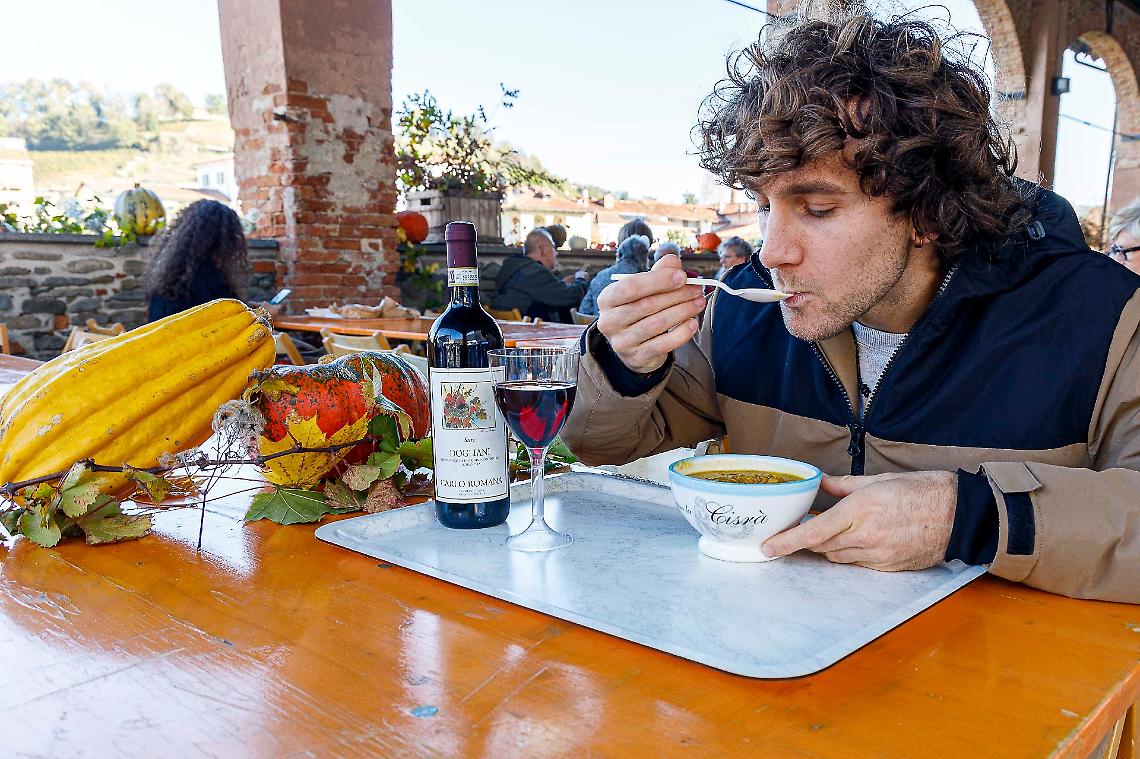 “Da asporto” o da gustare in piazza, con un bicchiere di vino: torna la Cisrà