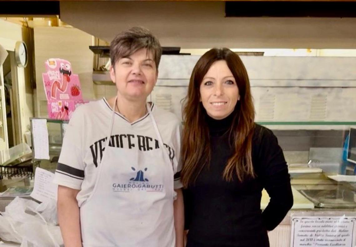 Una storia di generosit&agrave;: &laquo;Da anni col nostro negozio e grazie alla comunit&agrave; aiutiamo famiglie in difficolt&agrave;&raquo;