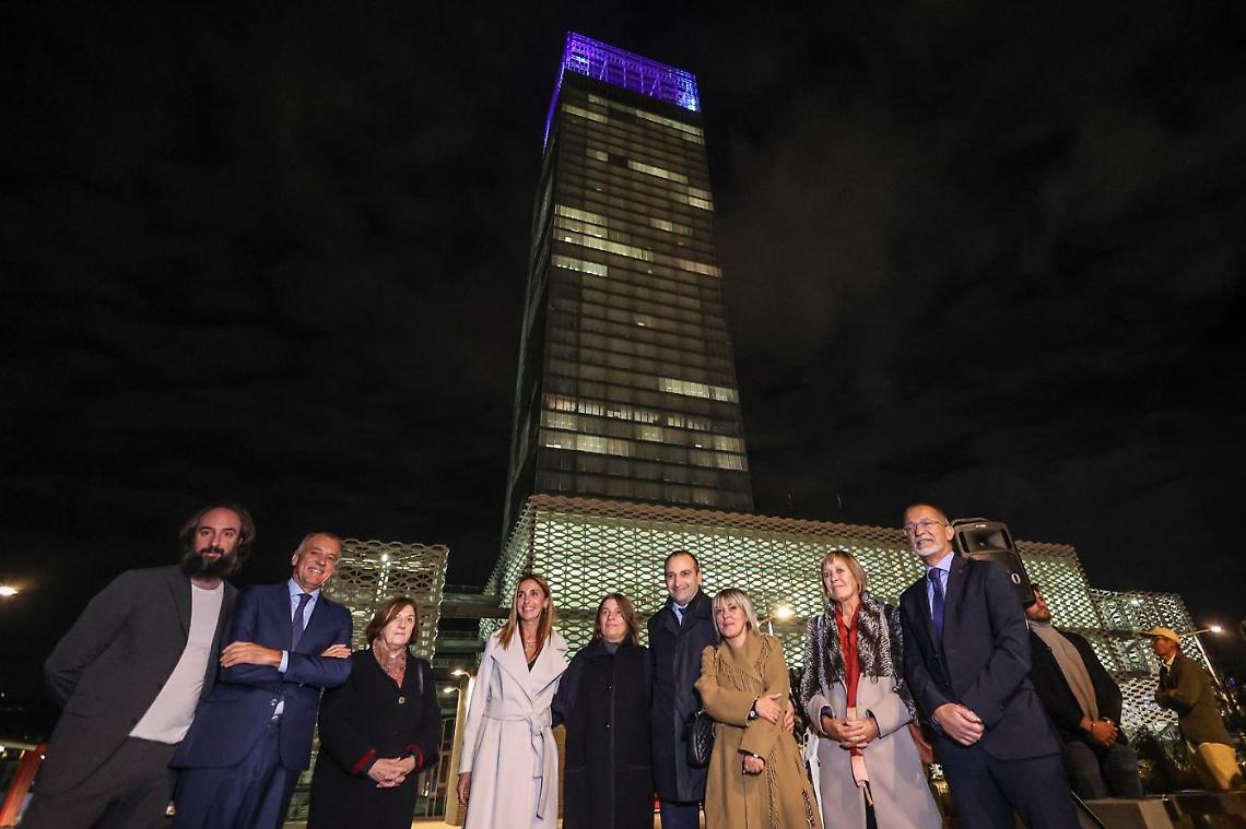 Sciami di luce nel cielo: il Grattacielo della Regione diventa opera d’arte