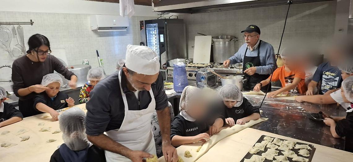 Dai banchi ai fornelli, la magia è in cucina: bambini-chef preparano i "cravoi"