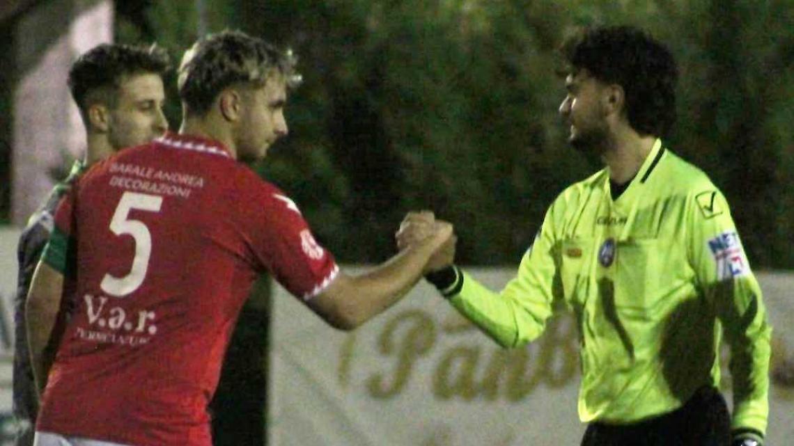 Troppe assenze, in panchina finiscono anche ds e massaggiatore. Ma il Dogliani vince lo stesso