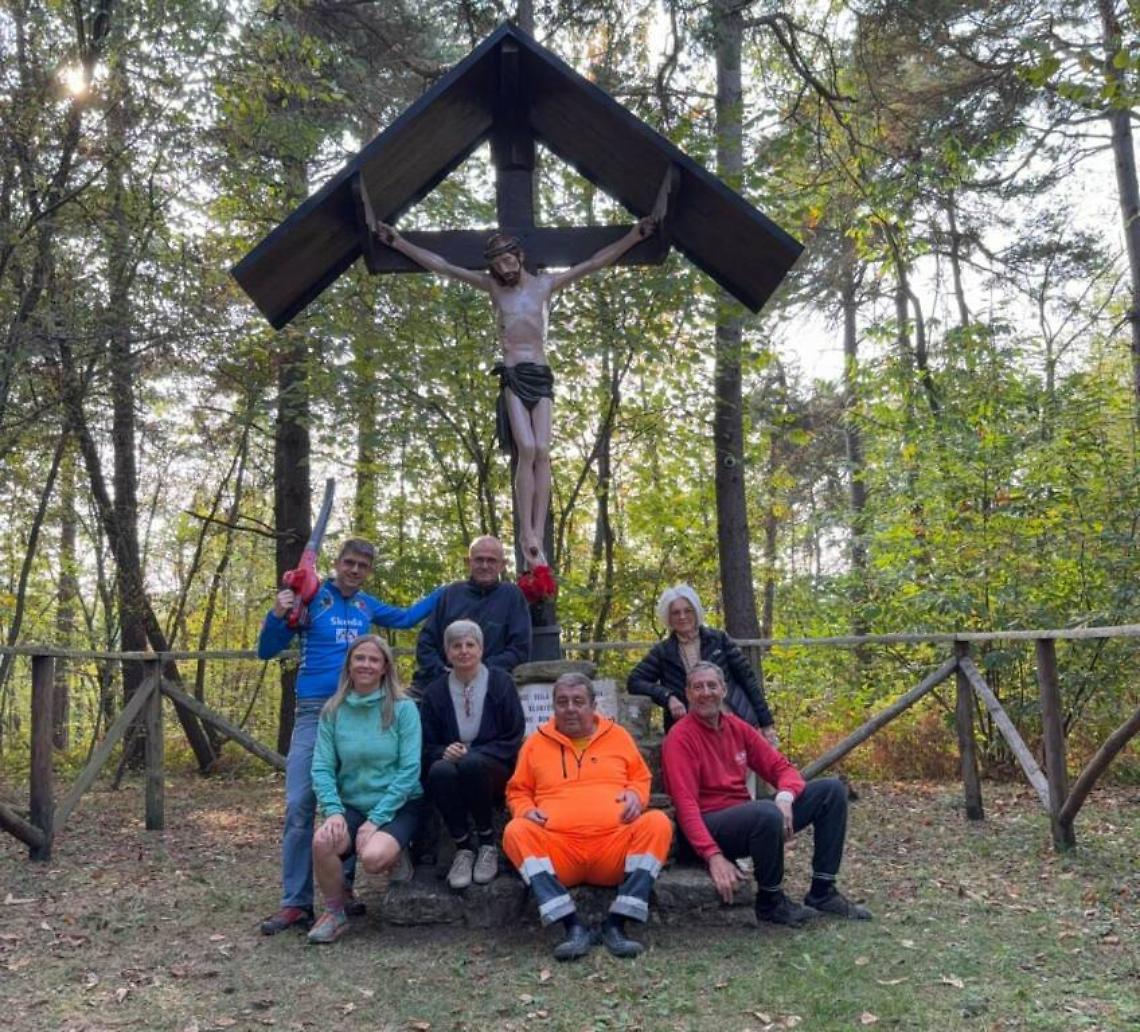 Un gruppo di amici si prende cura del Cristo vandalizzato