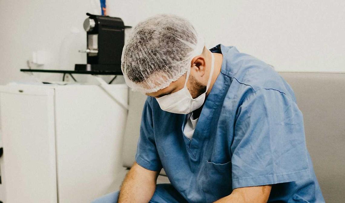 Allarme burnout in sanità: il 90% degli operatori socio-sanitari piemontesi dichiara malessere