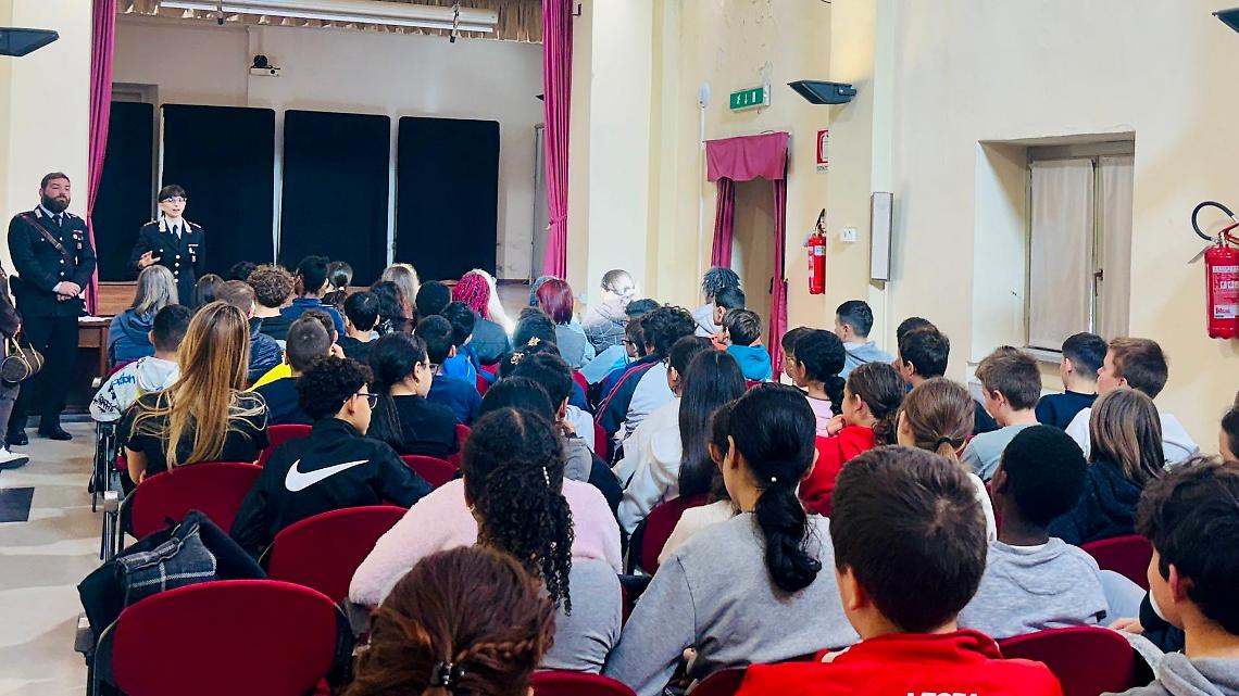 I Carabinieri incontrano gli studenti di San Michele Mondovì per celebrare il 4 Novembre