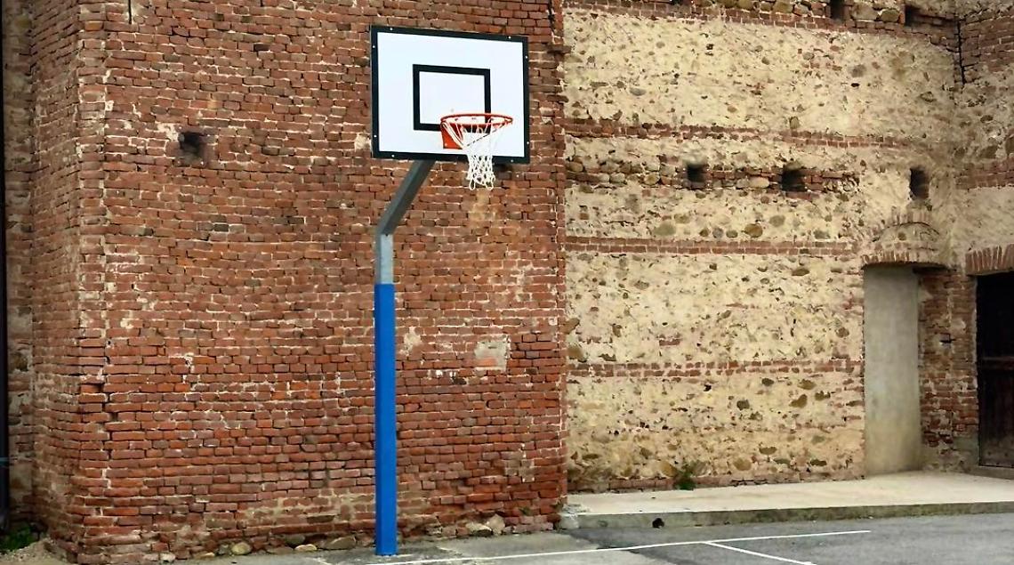 Nuova rete per il campetto da basket dove giocano i bambini, grazie ad una famiglia del posto