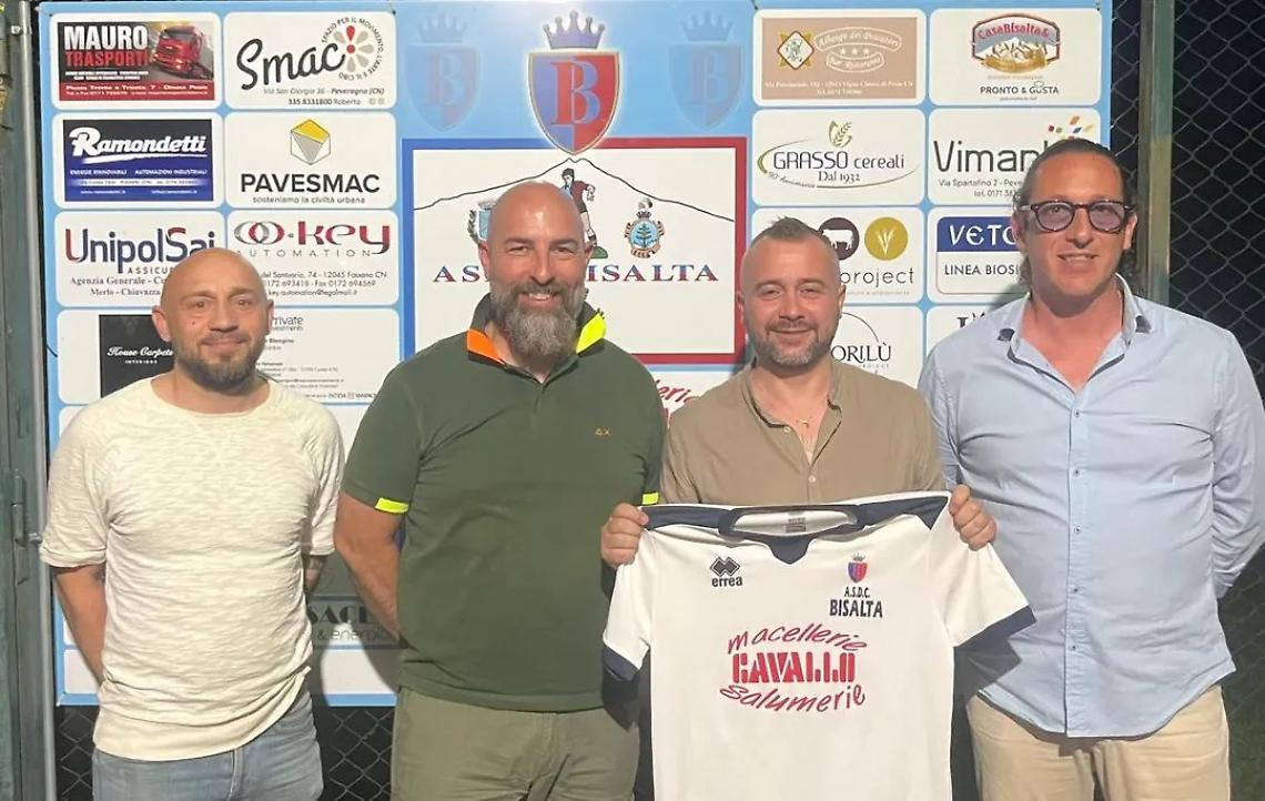 Garavagno con la maglia del Bisalta al momento della presentazione dello staff tecnico a inizio stagione 