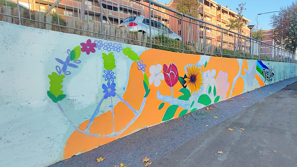 Street art? Sì, ma legale: il "muro della Pace" dipinto da giovani di tre Nazioni
