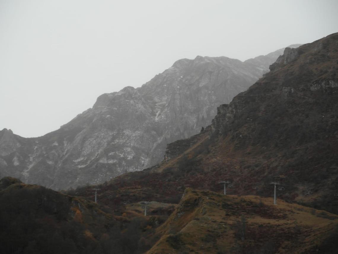 La prima spolverata di neve imbianca il Mondolè... E sulla Turra la seggiovia è quasi completa