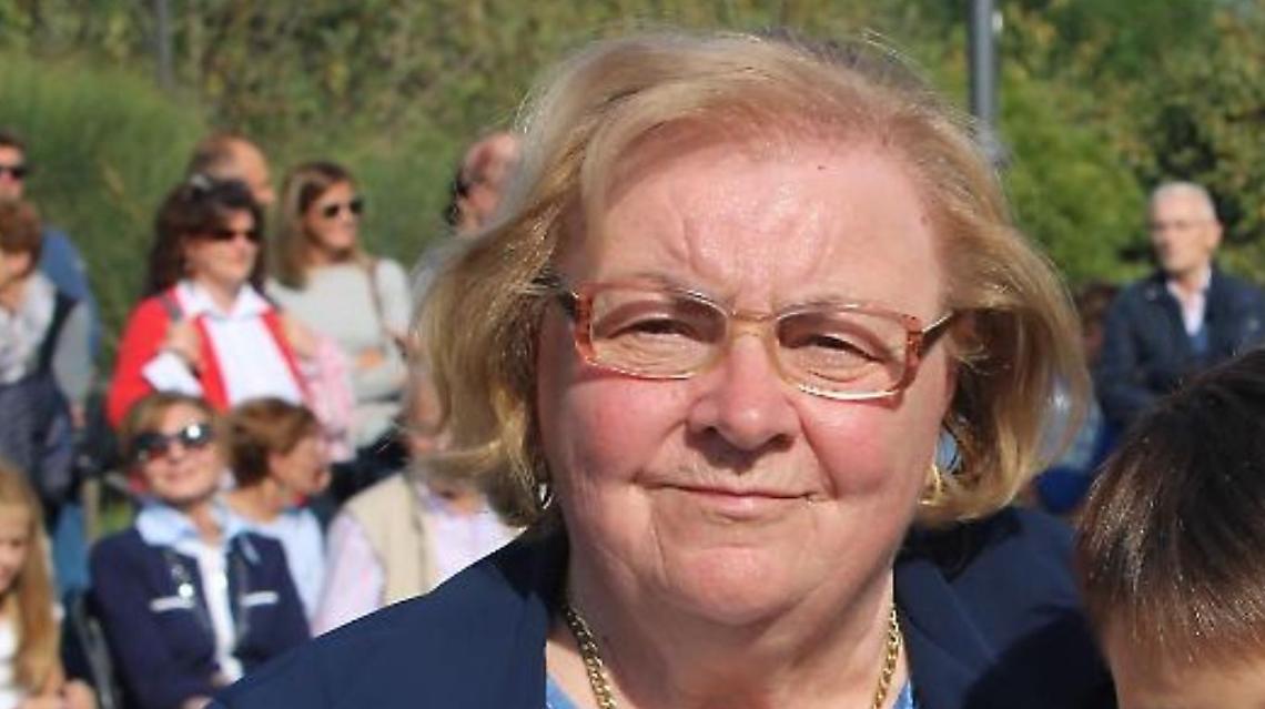 La maestra in pensione che continua a parlare con la poesia 