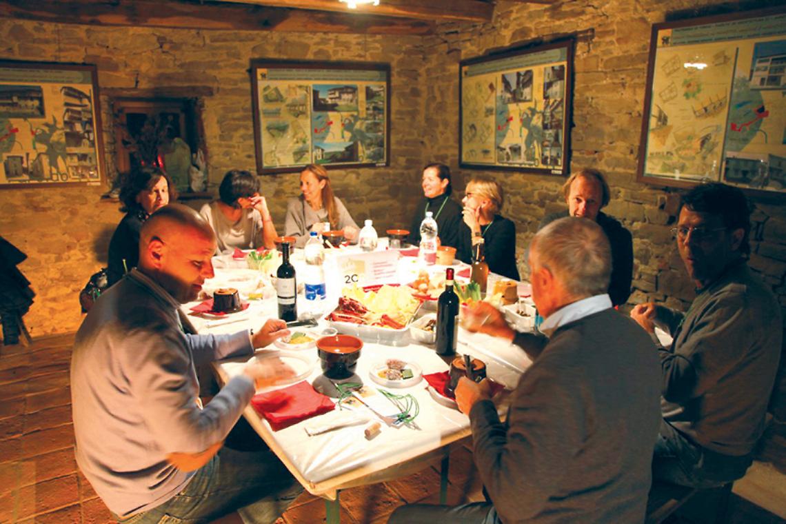 Nel paese delle Masche, dove gli abitanti aprono le porte di casa e la bagna cauda si mangia insieme