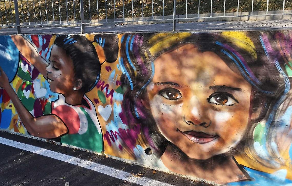 Mondovì celebra la Pace con un murale firmato dai giovani di quattro Nazioni - LE FOTO