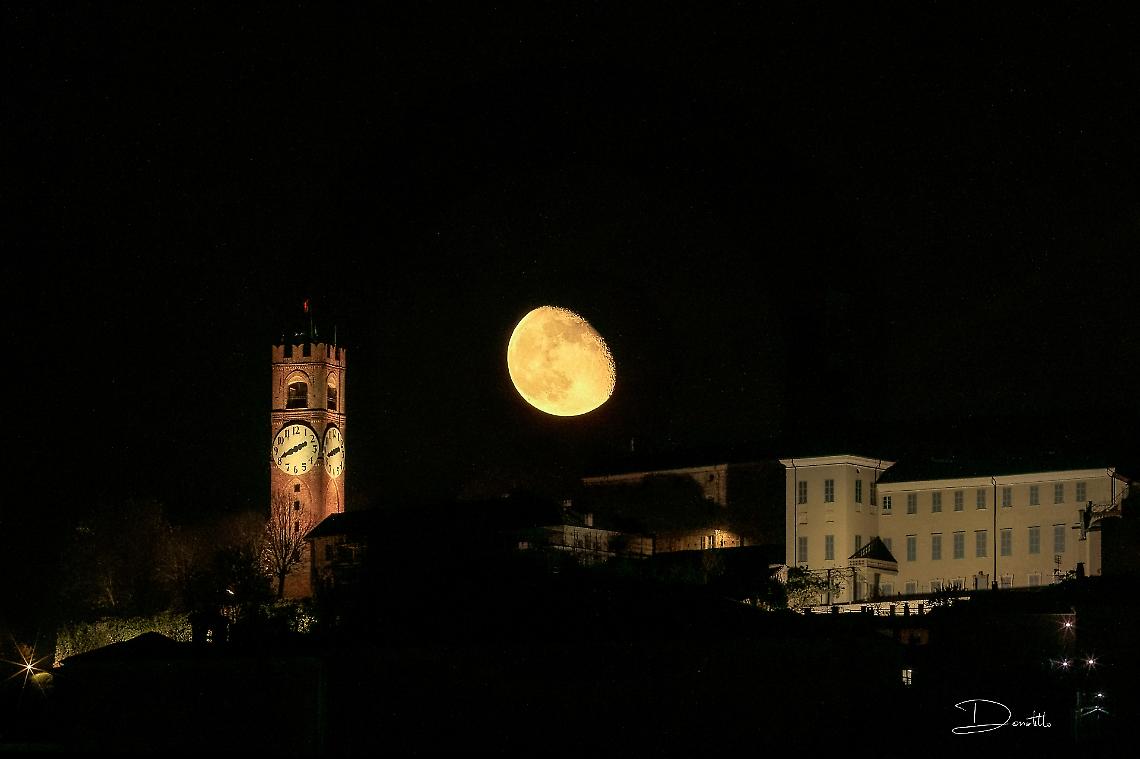 La Luna gibbosa incanta il cielo di novembre