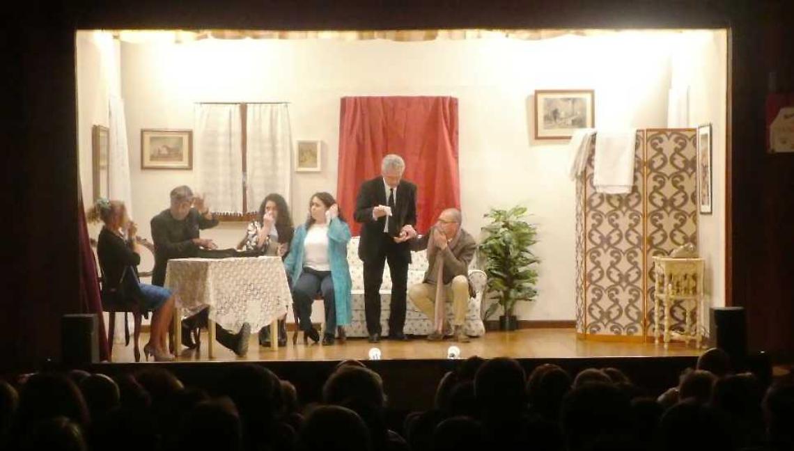 “Assassinate la zitella”: risate e applausi a scena aperta