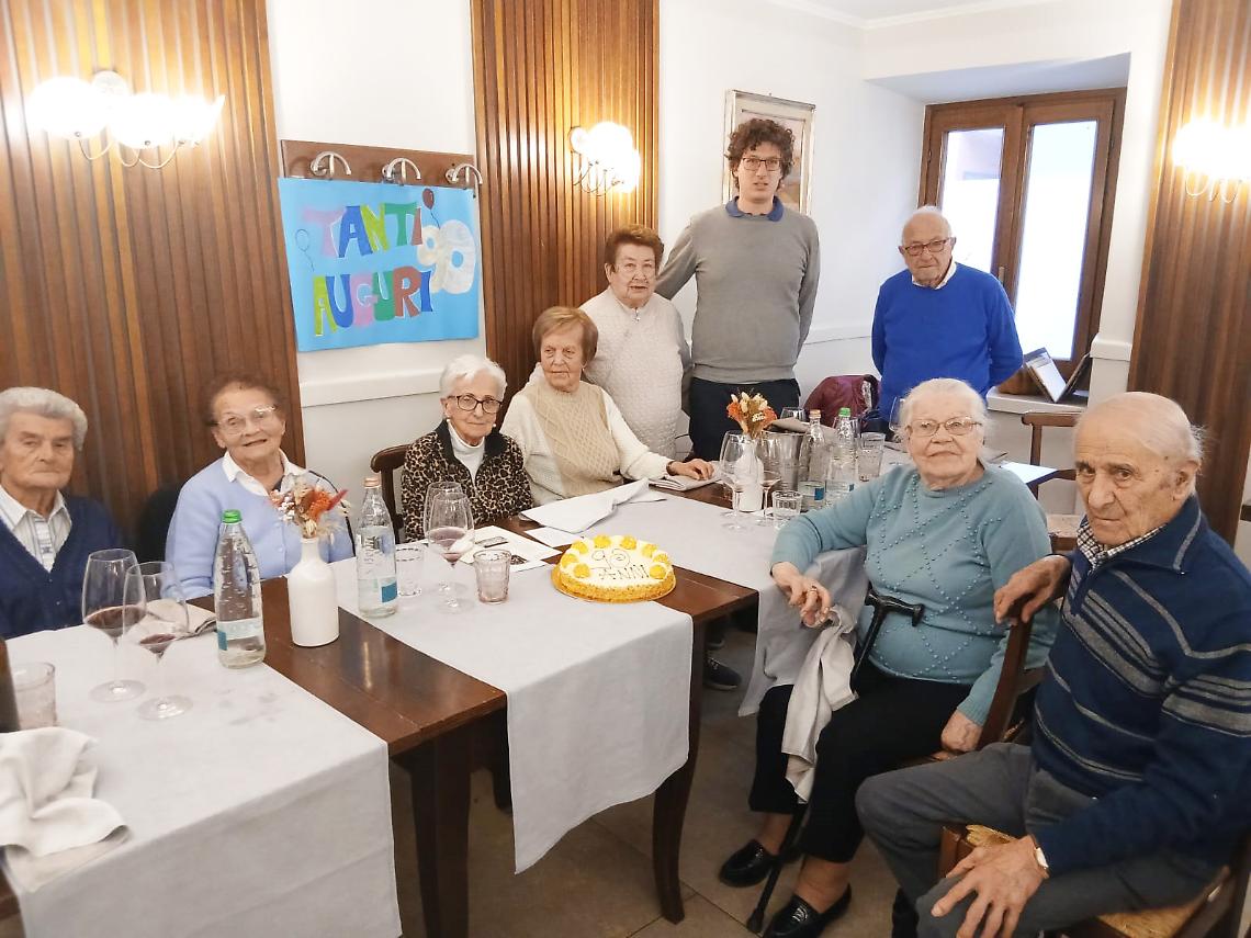 I 90enni del paese si riuniscono a pranzo: «Un bel traguardo, ma non ci arrendiamo»