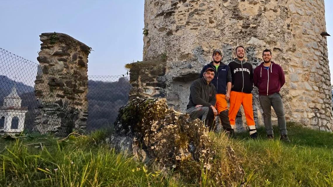 Una giornata di impegno e cuore per la torre: la Protezione Civile ridà luce all’antico castello