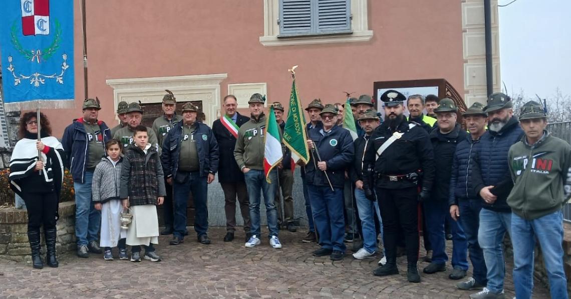 Un mazzo di fiori nel ricordo di Cristian Baricalla, scomparso troppo presto