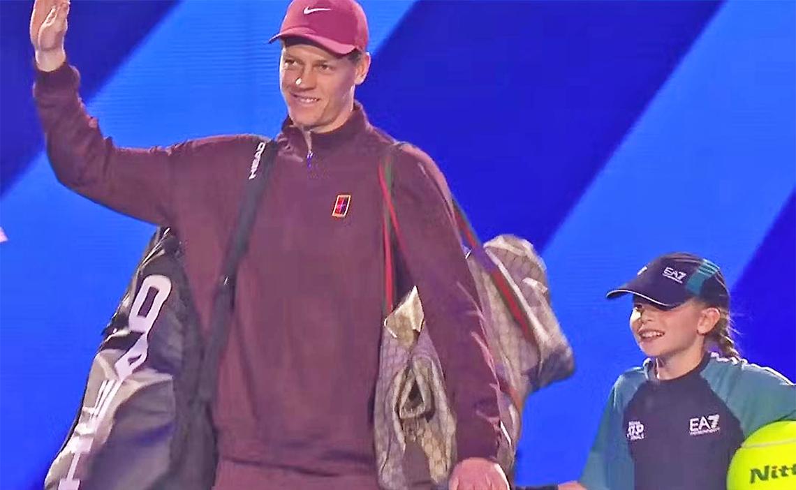 Il sorriso di Clara, “mascotte” di Sinner all’esordio a Torino