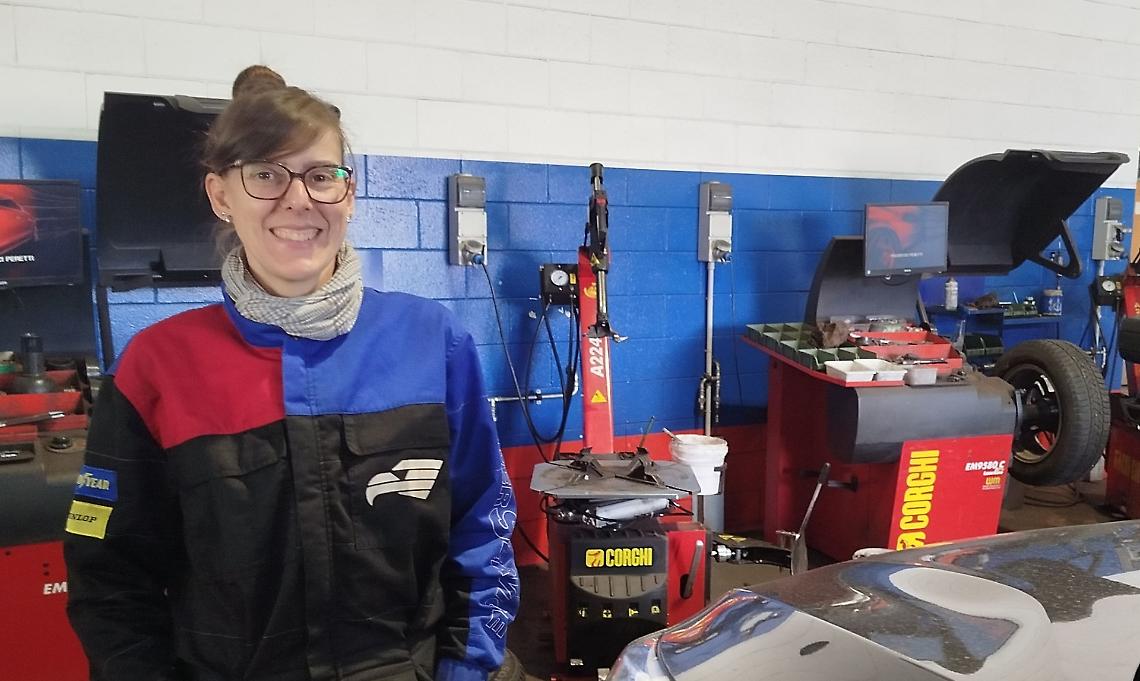 Dal Brasile all'Italia, ora fa... la gommista: «Chi l'ha detto che è un lavoro da uomini?»