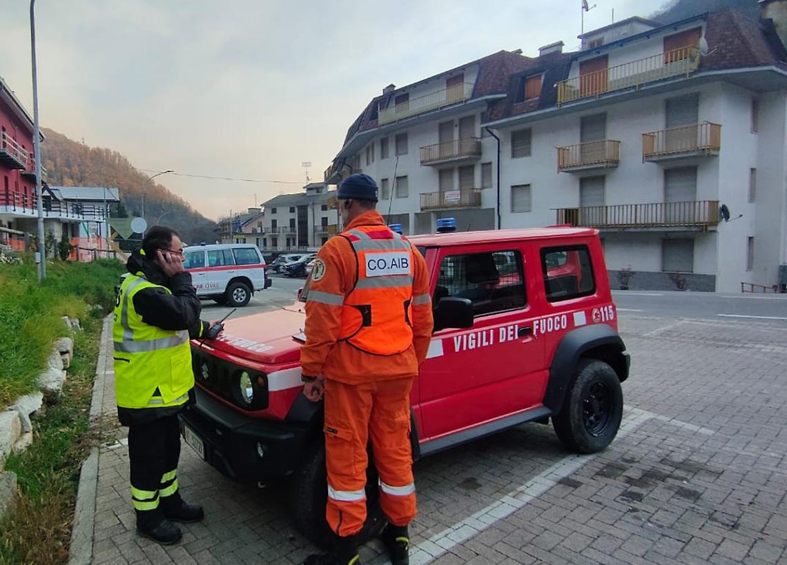 Squadre al lavoro per domare l'incendio e cercare il 71enne: si attende l'elicottero