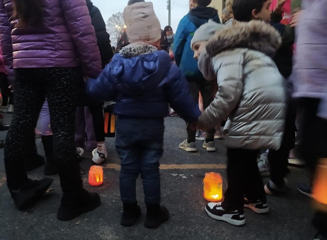 Il paese illuminato dalle lanterne dei bambini, nel giorno di San Martino