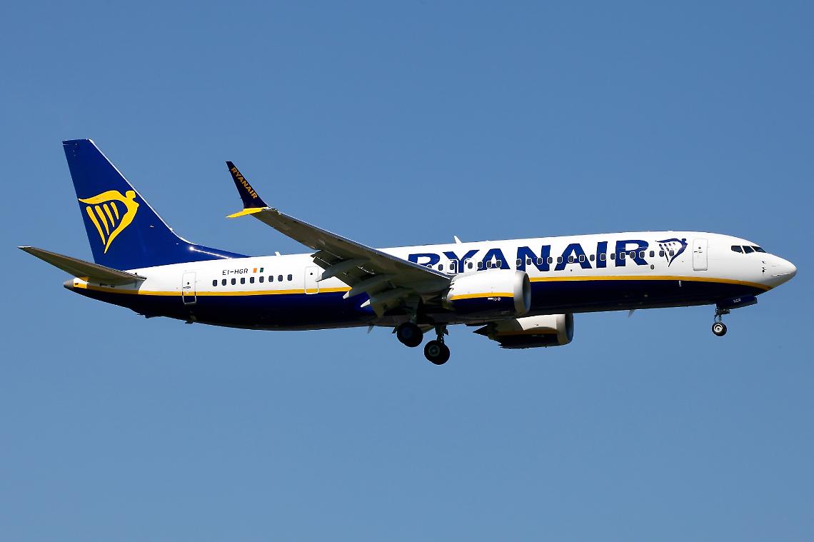 Ryanair cambia: carta d’imbarco solo digitale e chi la stampa... rischia una multa di 55 euro