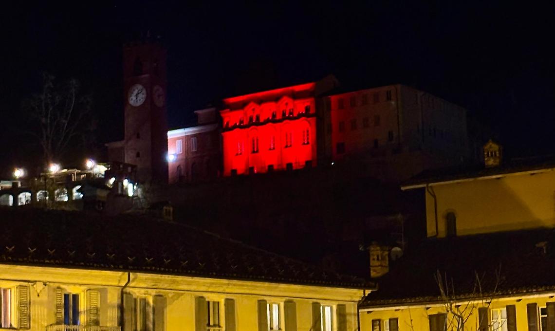 A novembre la facciata del "Sacra Famiglia" si illumina di rosso, ecco perché