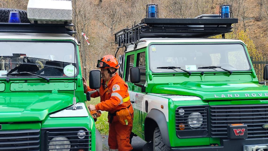 Lanci d'acqua con l'elicottero per spegnere l'incendio