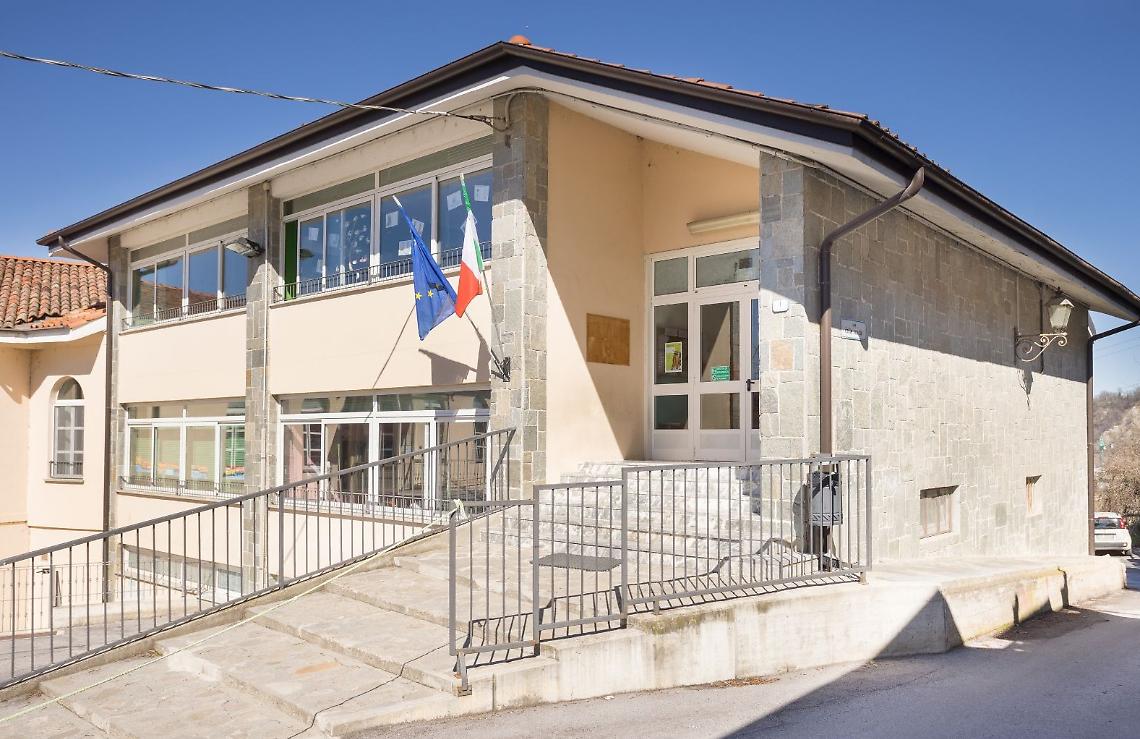 Una scuola più bella, con nuove tinte e nuovi arredi, il Comune investe 37 mila euro