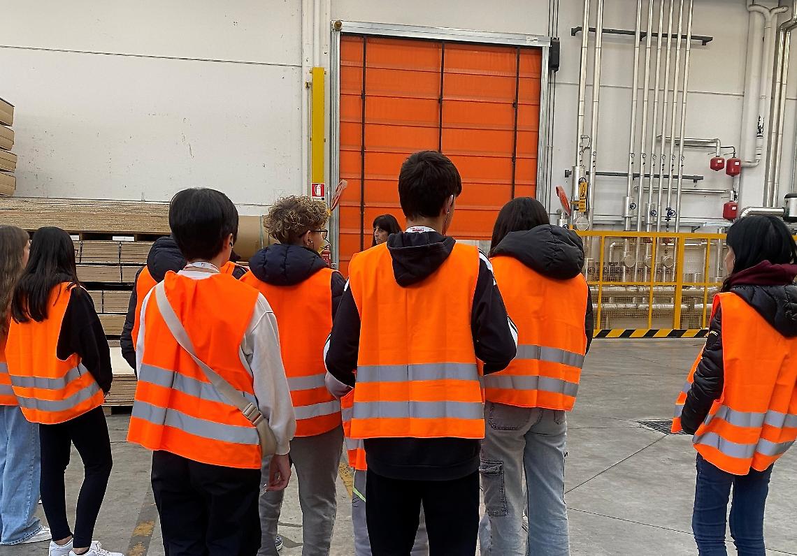 I ragazzi delle Medie imparano come nasce... una porta