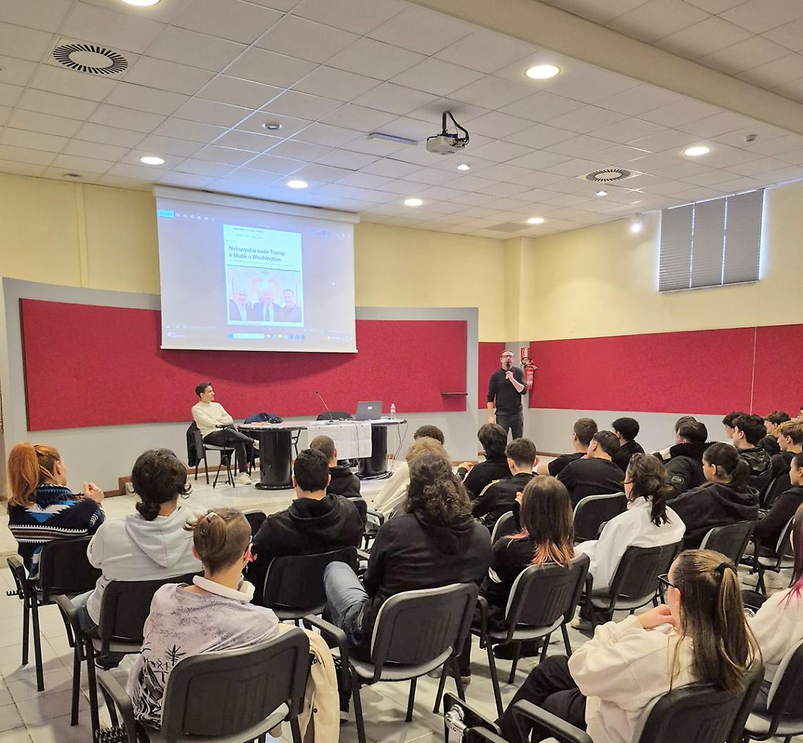 "Connessi, consapevoli, critici": a lezione per difendersi dalle fake news nell'era della IA