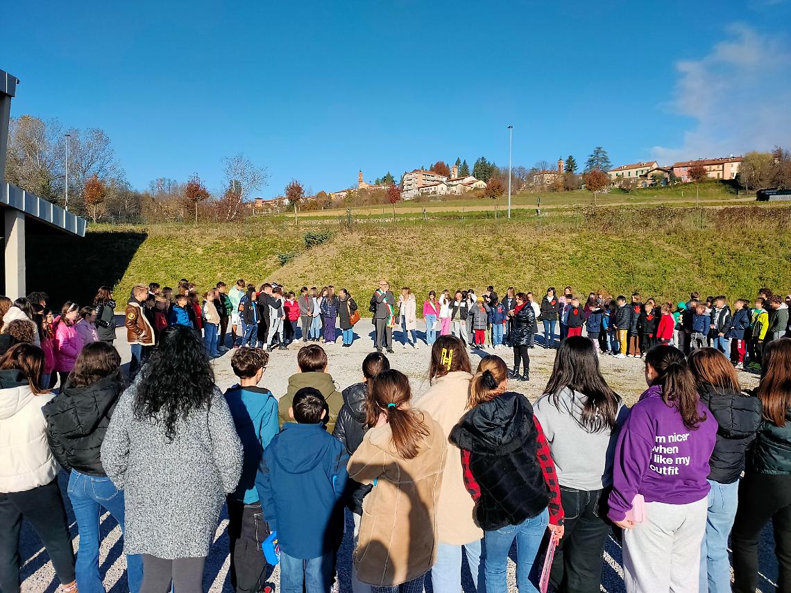 Scuole e cittadini uniti contro la violenza sulle donne. Nastro rosso alle finestre per ricordare le vittime