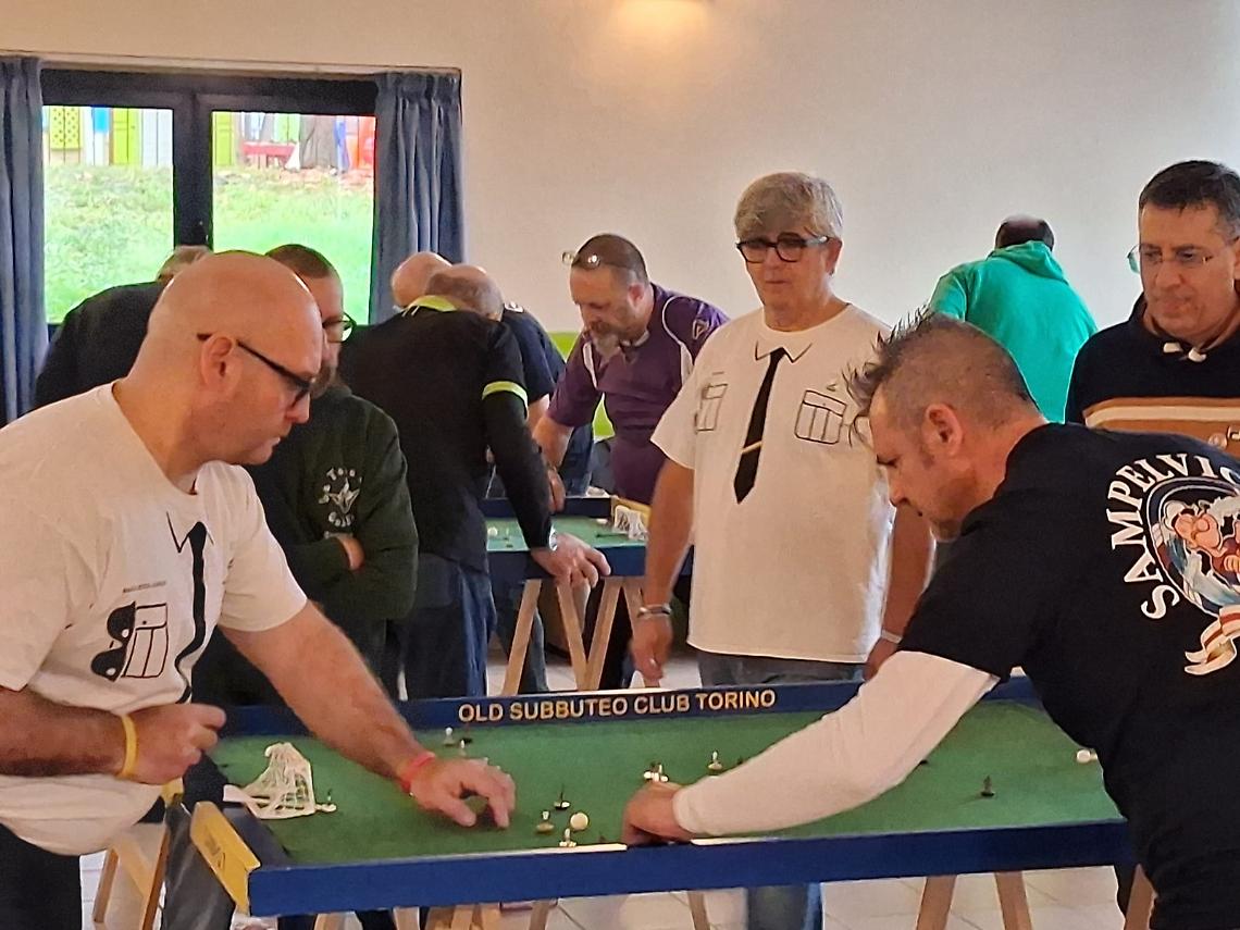Ezio Rossi torna in campo… sul panno verde: la festa Subbuteo con 28 giocatori da tutta Italia