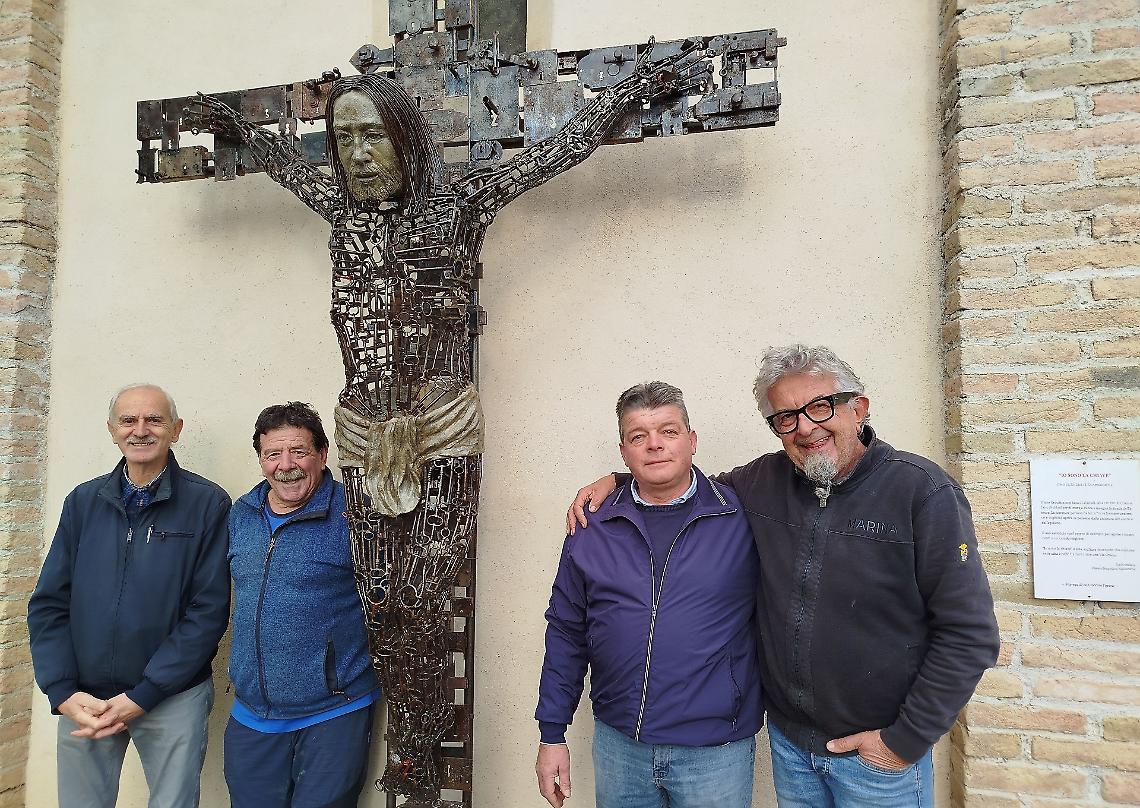 Il Cristo di ferro che parla all’anima: l’opera del "maestro delle chiavi" arriva a San Fiorenzo