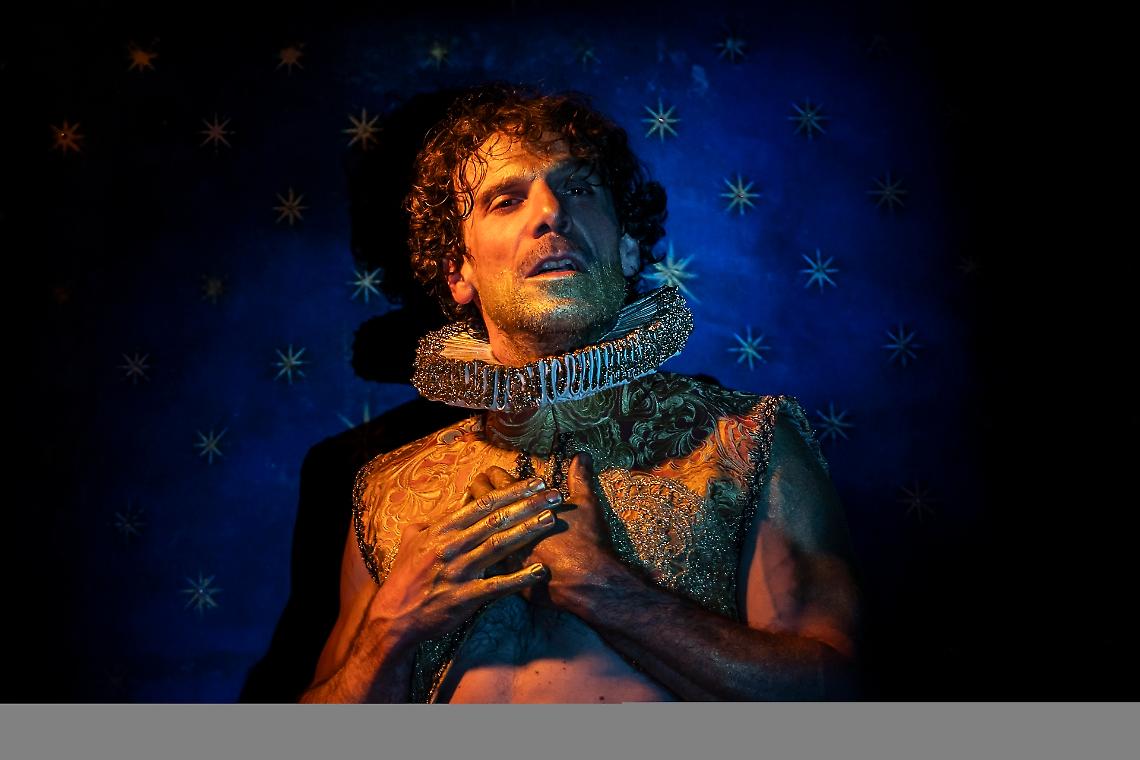 Francesco Montanari in scena giovedì  con “Storia di un cinghiale”: il monologo che svela il lato oscuro del potere