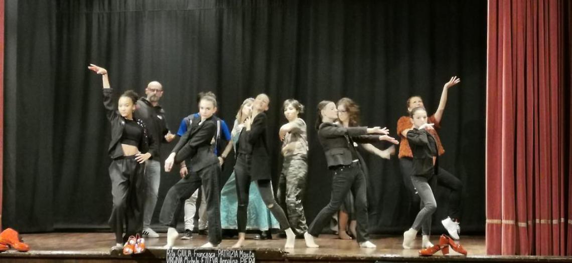 Una notte a teatro per dire basta: voci e canza contro la violenza sulle donne