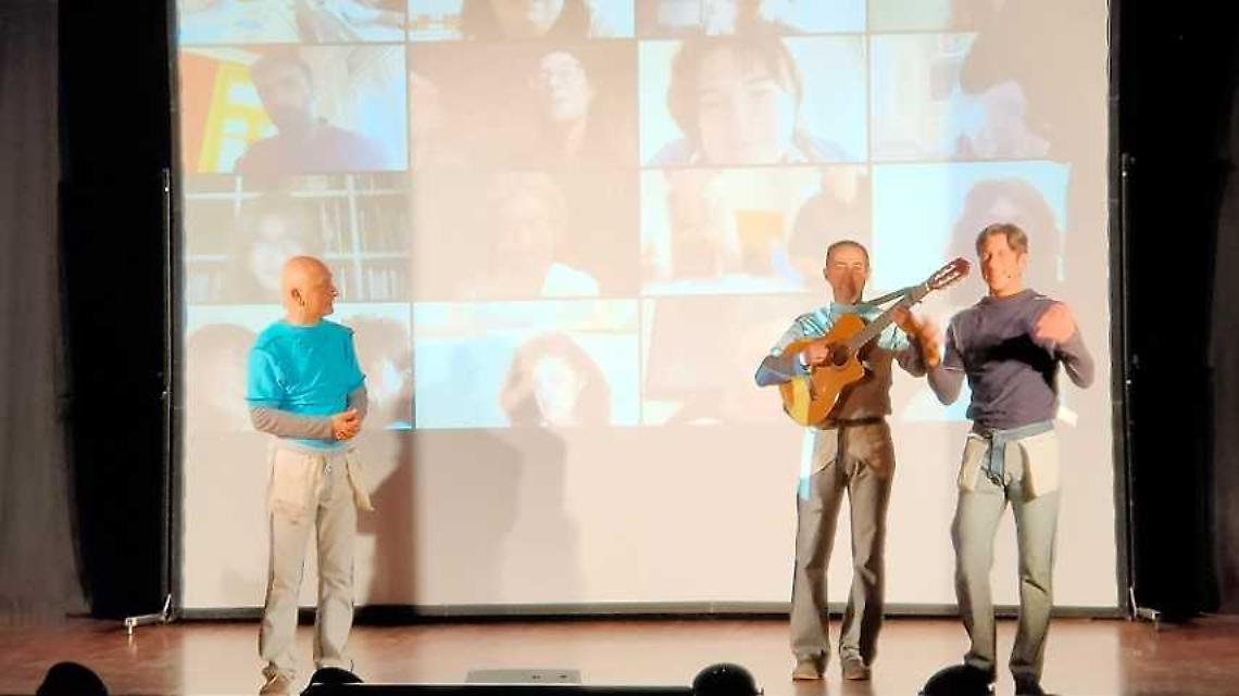 Le scuole conquistate dal "varietà filosofico" di Faber Teater: la domanda come fulcro per una mente curiosa