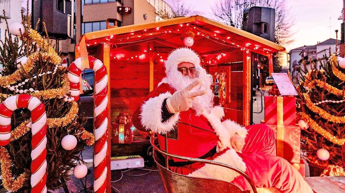 Un mercatino di natale con pony e alpaca. Poi l'accensione delle luci in paese