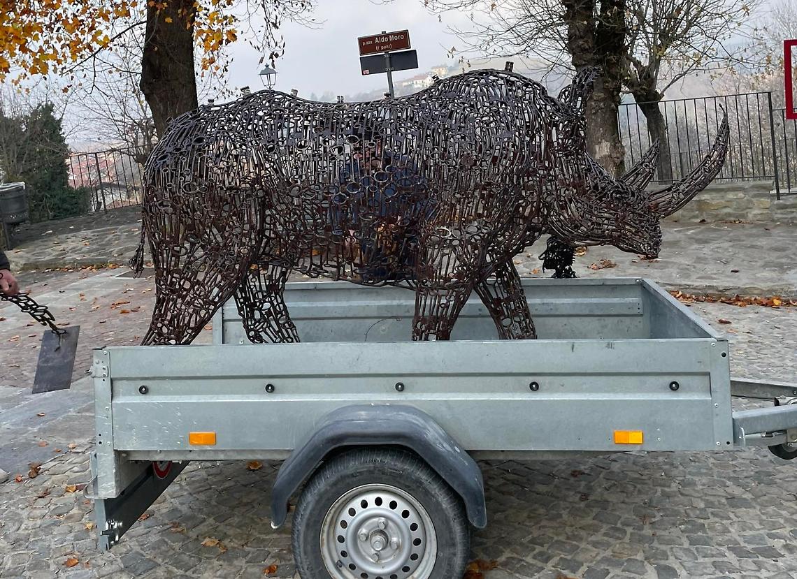 Il grande rinoceronte di chiavi lascia il paese, per il riposo invernale