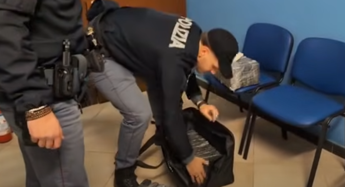 Oltrepassa il confine con 230 kg di pura cocaina nascosti sulla motrice: camionista arrestato