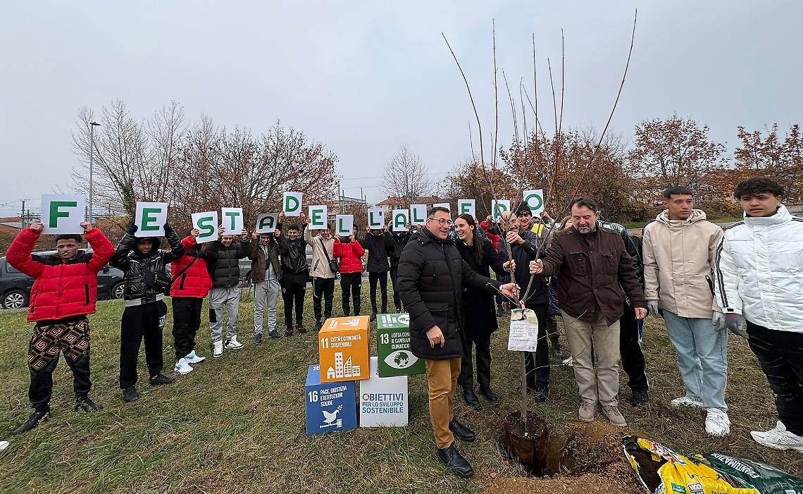 Minori stranieri non accompagnati: ecco perché si è piantato un acero per loro