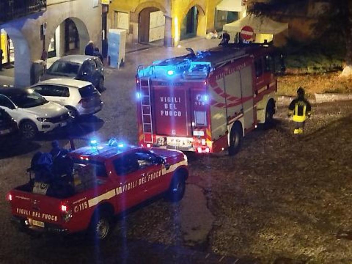 Fumo in una mansarda per un armadietto in fiamme 