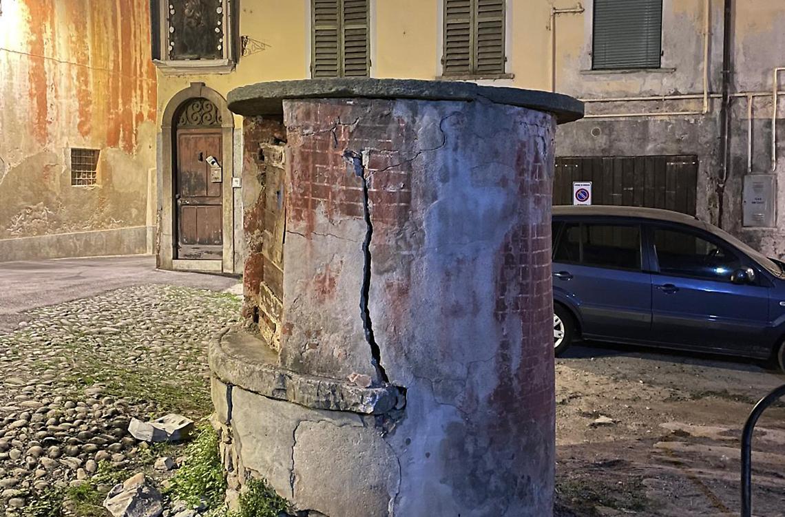 Spaccato l'antico pozzo:  «Il Comune farà qualcosa per il restauro?»