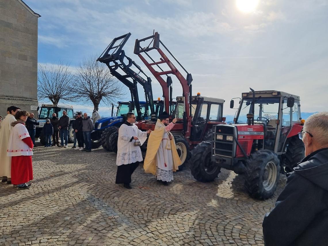 Gli agricoltori ringraziano per l'ottimo raccolto, con la benedizione dei trattori