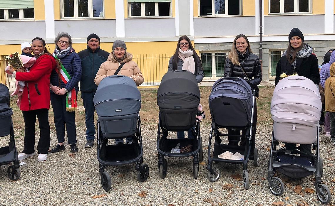 Per la "Festa degli alberi", messo a dimora un gelso, nel cortile della Scuola