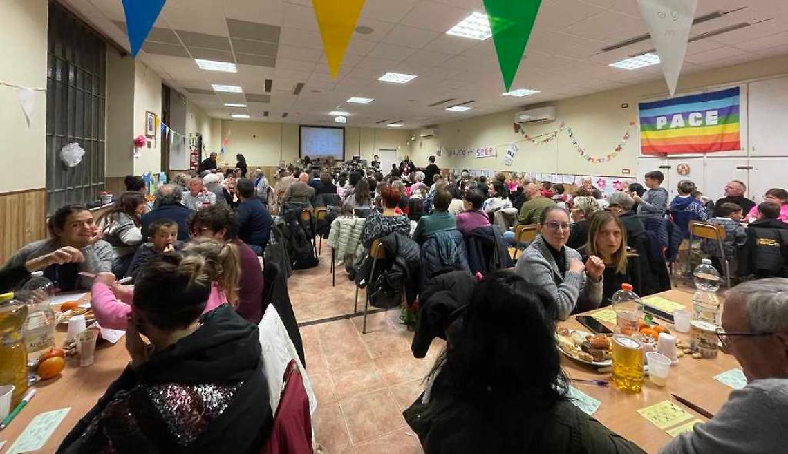 Una tombolata che unisce: famiglie, giovani e solidarietà riempiono l’oratorio