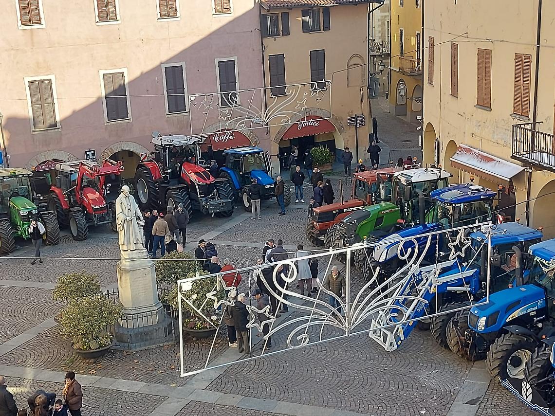 I contadini ringraziano per i frutti del loro lavoro, con la benedizione dei trattori