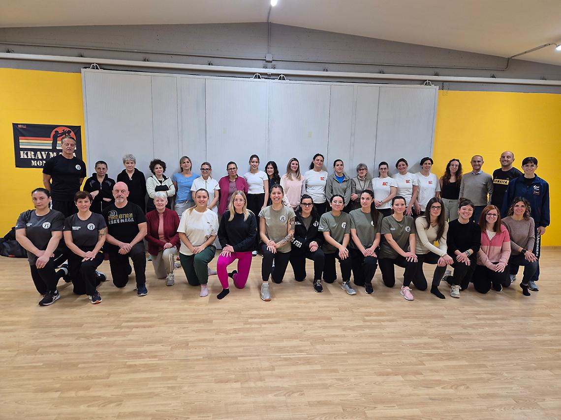 La palestra offre una lezione gratuita di autodifesa personale per donne