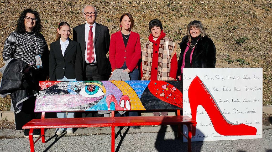 Una panchina che parla: arte e colori contro la violenza sulle donne