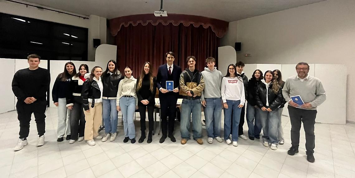 I neomaggiorenni del paese ricevono la Costituzione italiana