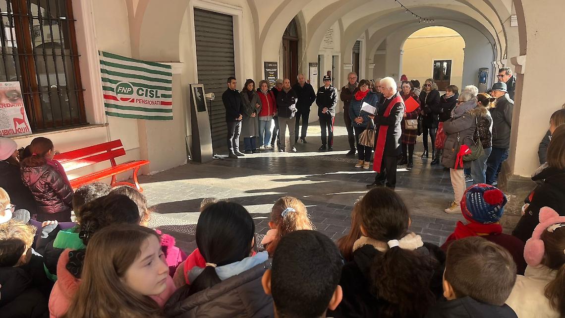 Anche a Ceva la panchina rossa simbolo contro la violenza sulle donne